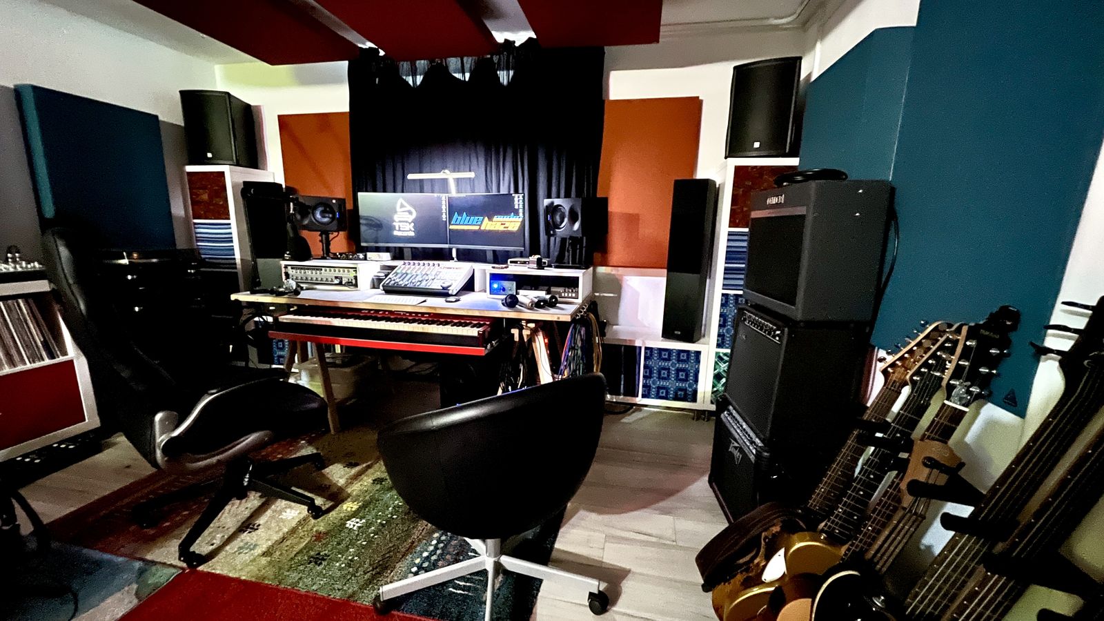 Regieplatz von BlueHazeAudio mit Mischpult, Studiomonitoren und zwei Bildschirmen
